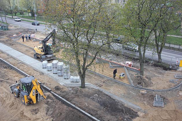 Przy SP1 powstaje parking i efektowny dziedziniec