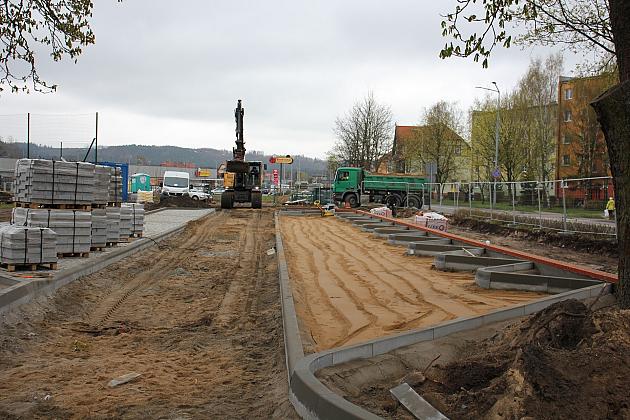 Przy SP1 powstaje parking i efektowny dziedziniec