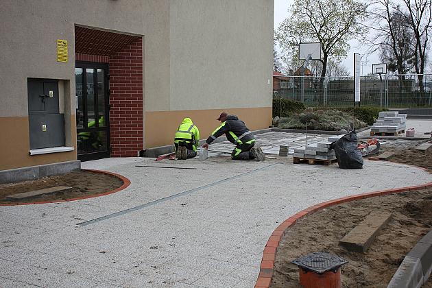 Przy SP1 powstaje parking i efektowny dziedziniec