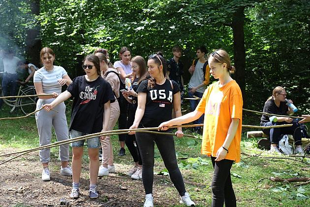 230 uczniów sprzątało las w okolicach stadionu