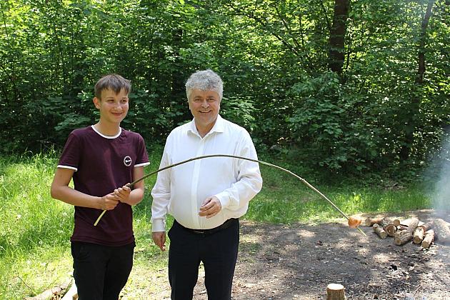 230 uczniów sprzątało las w okolicach stadionu