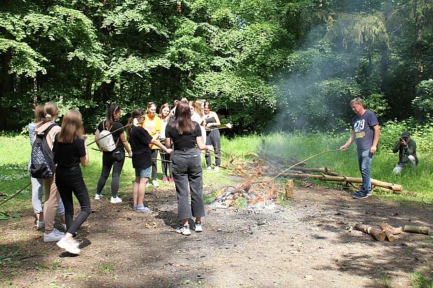 230 uczniów sprzątało las w okolicach stadionu