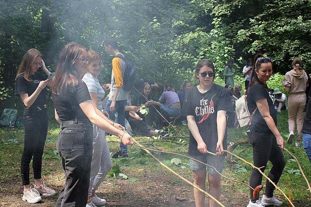 230 uczniów sprzątało las w okolicach stadionu