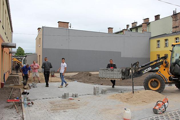 Na Malczewskiego powstaje podwórko integracyjne