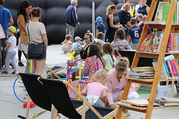 Zabawa z Biblioteką. „Letnia Czytelnia”, kiermasz książki i seanse w planetarium