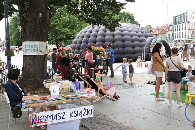 Zabawa z Biblioteką. „Letnia Czytelnia”, kiermasz książki i seanse w planetarium