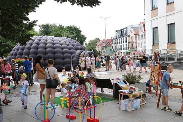 Zabawa z Biblioteką. „Letnia Czytelnia”, kiermasz książki i seanse w planetarium