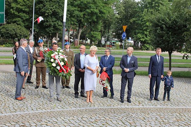Kwiaty i znicze w Święto Wojska Polskiego