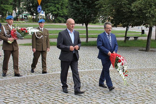 Kwiaty i znicze w Święto Wojska Polskiego