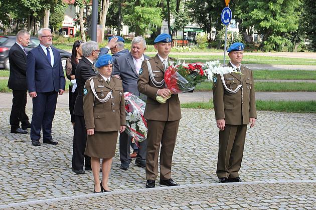 Kwiaty i znicze w Święto Wojska Polskiego