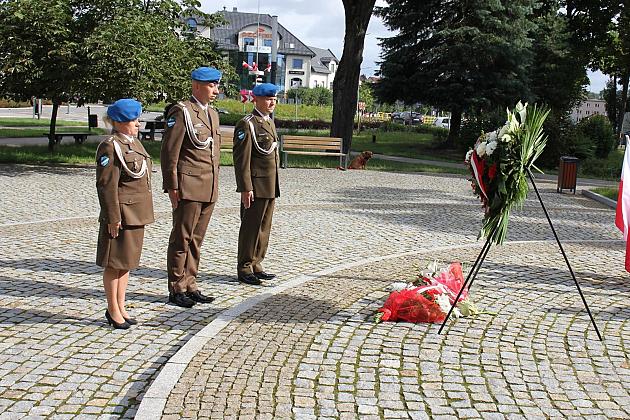 Kwiaty i znicze w Święto Wojska Polskiego