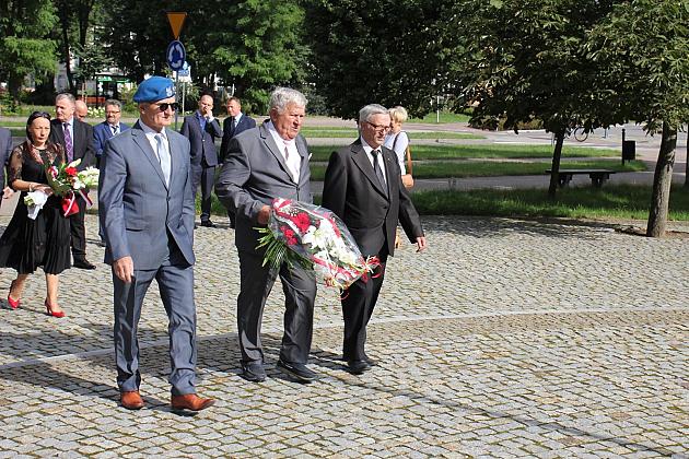 Kwiaty i znicze w Święto Wojska Polskiego