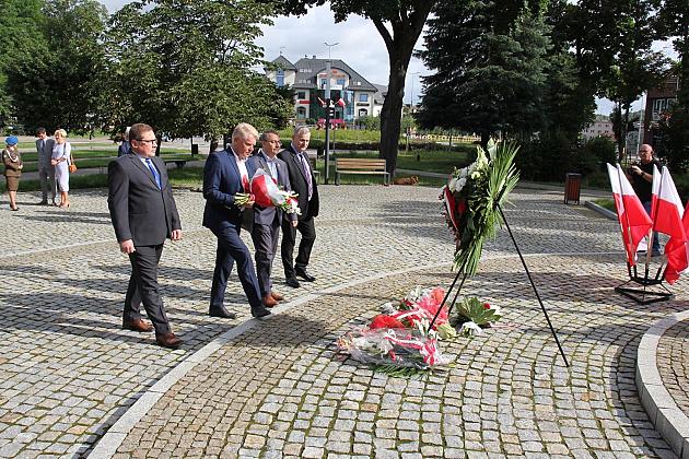 Kwiaty i znicze w Święto Wojska Polskiego
