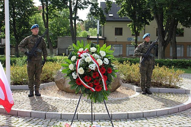 Kwiaty i znicze w Święto Wojska Polskiego