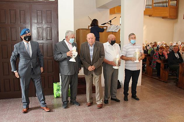 Kwiaty i znicze w Święto Wojska Polskiego