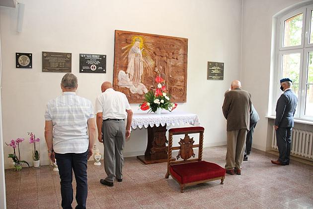 Kwiaty i znicze w Święto Wojska Polskiego