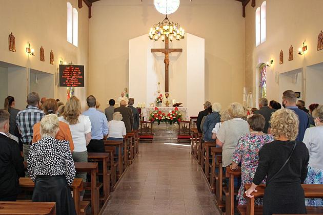 Kwiaty i znicze w Święto Wojska Polskiego