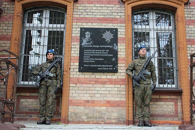 Kwiaty i znicze w Święto Wojska Polskiego