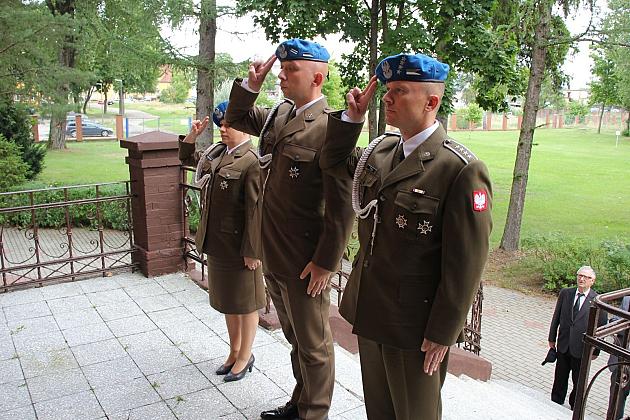 Kwiaty i znicze w Święto Wojska Polskiego