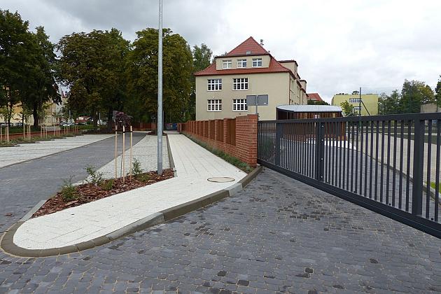 Przy „Jedynce” otwarto nowy dziedziniec dla uczniów i duży parking