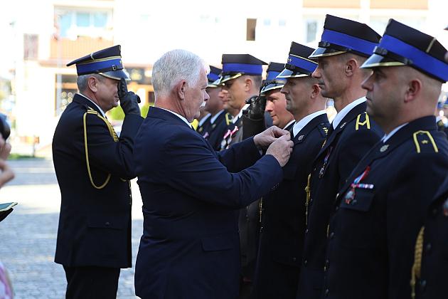 Uroczystość nadania sztandaru dla strażaków