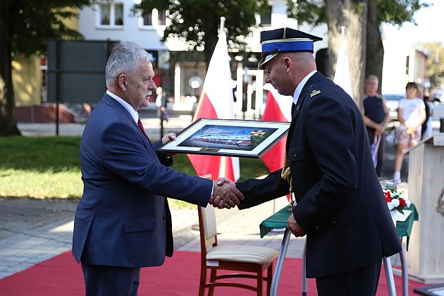 Uroczystość nadania sztandaru dla strażaków