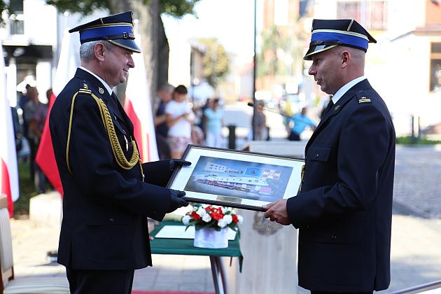 Uroczystość nadania sztandaru dla strażaków
