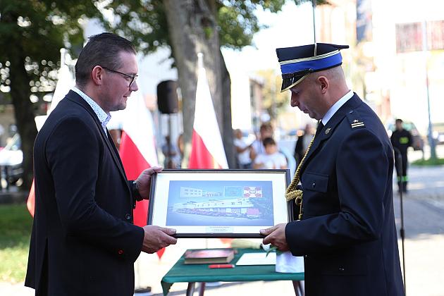 Uroczystość nadania sztandaru dla strażaków