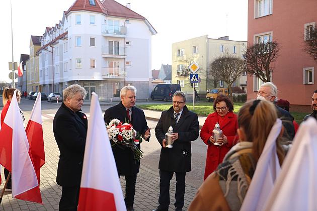 Znicze pod tablicą Polskiej Rady Ludowej i pomnikiem gen. Sosabowskiego