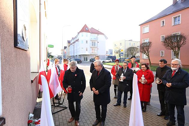 Znicze pod tablicą Polskiej Rady Ludowej i pomnikiem gen. Sosabowskiego