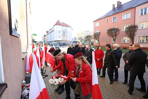 Znicze pod tablicą Polskiej Rady Ludowej i pomnikiem gen. Sosabowskiego
