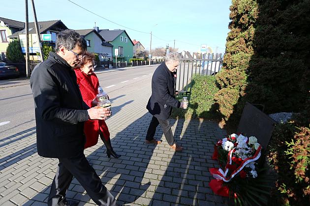 Znicze pod tablicą Polskiej Rady Ludowej i pomnikiem gen. Sosabowskiego