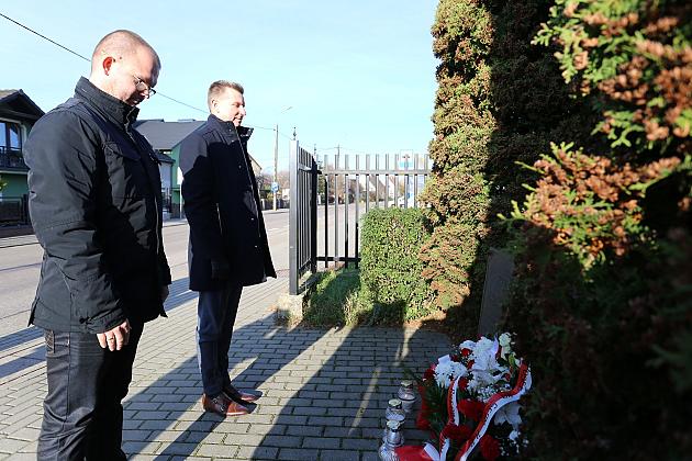 Znicze pod tablicą Polskiej Rady Ludowej i pomnikiem gen. Sosabowskiego