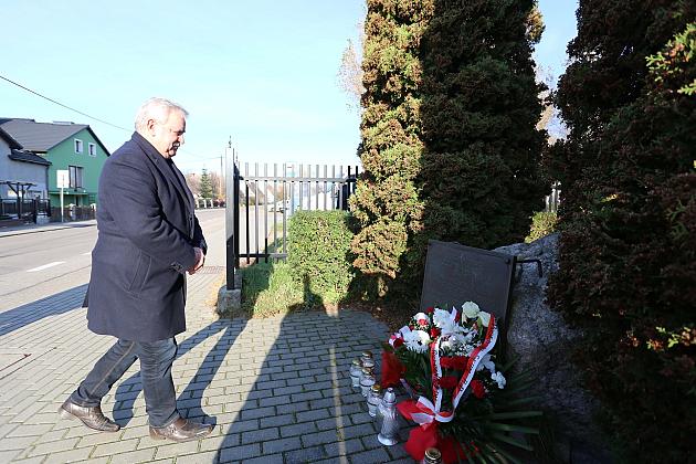 Znicze pod tablicą Polskiej Rady Ludowej i pomnikiem gen. Sosabowskiego