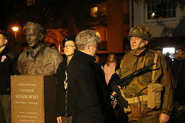 Znicze pod tablicą Polskiej Rady Ludowej i pomnikiem gen. Sosabowskiego