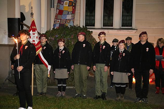 Znicze pod tablicą Polskiej Rady Ludowej i pomnikiem gen. Sosabowskiego