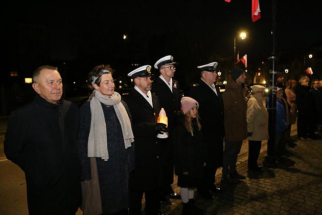 Znicze pod tablicą Polskiej Rady Ludowej i pomnikiem gen. Sosabowskiego