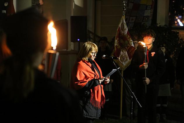Znicze pod tablicą Polskiej Rady Ludowej i pomnikiem gen. Sosabowskiego