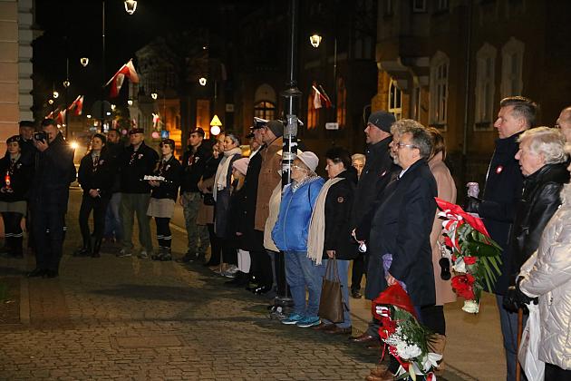 Znicze pod tablicą Polskiej Rady Ludowej i pomnikiem gen. Sosabowskiego