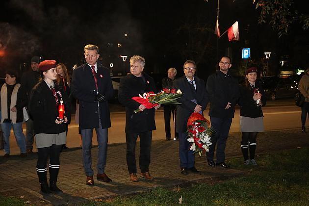 Znicze pod tablicą Polskiej Rady Ludowej i pomnikiem gen. Sosabowskiego