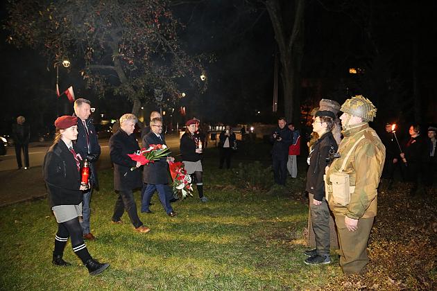 Znicze pod tablicą Polskiej Rady Ludowej i pomnikiem gen. Sosabowskiego