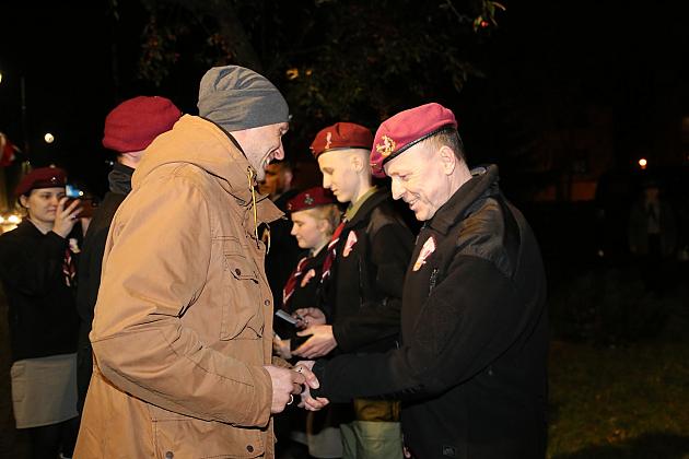 Znicze pod tablicą Polskiej Rady Ludowej i pomnikiem gen. Sosabowskiego