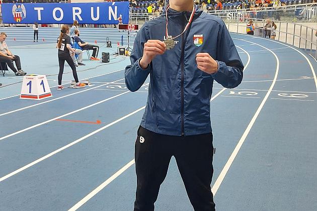Medale młodych biegaczy w Toruniu