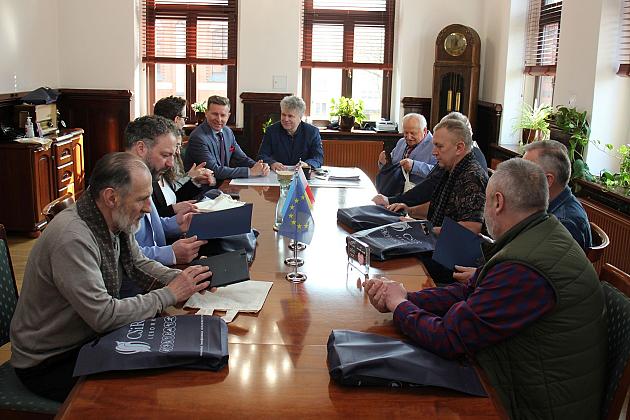 Weterani Wielkiej Orkiestry Świątecznej Pomocy w ratuszu