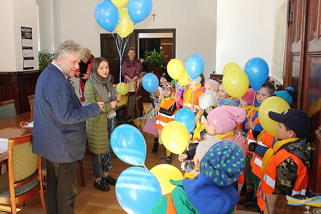 Przedszkolaki przyniosły wiosnę do ratusza