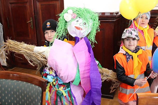 Przedszkolaki przyniosły wiosnę do ratusza