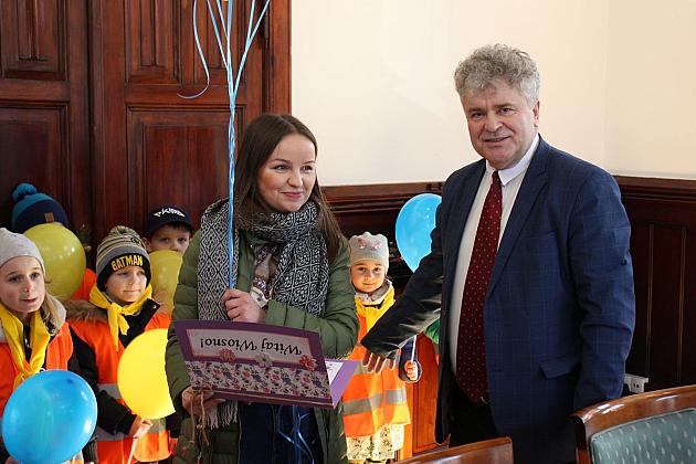 Przedszkolaki przyniosły wiosnę do ratusza