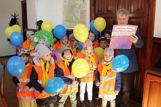 Przedszkolaki przyniosły wiosnę do ratusza
