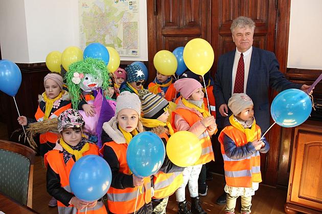 Przedszkolaki przyniosły wiosnę do ratusza
