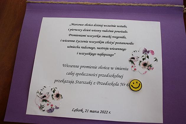 Przedszkolaki przyniosły wiosnę do ratusza